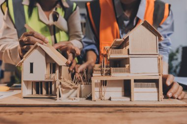 Mühendisler proje türlerinin yapısal analizi ve planları üzerinde çalışmalara yardım ediyorlar..