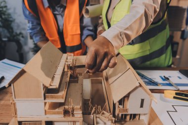 Mühendisler proje türlerinin yapısal analizi ve planları üzerinde çalışmalara yardım ediyorlar..