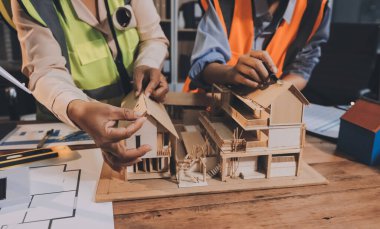 Mühendisler proje türlerinin yapısal analizi ve planları üzerinde çalışmalara yardım ediyorlar..