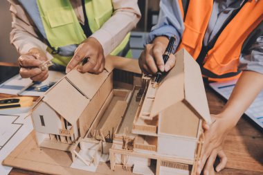 Mühendisler proje türlerinin yapısal analizi ve planları üzerinde çalışmalara yardım ediyorlar..