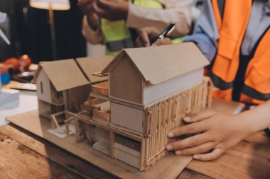 Mühendisler proje türlerinin yapısal analizi ve planları üzerinde çalışmalara yardım ediyorlar..