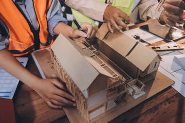 Mühendisler proje türlerinin yapısal analizi ve planları üzerinde çalışmalara yardım ediyorlar..
