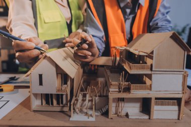 Mühendisler proje türlerinin yapısal analizi ve planları üzerinde çalışmalara yardım ediyorlar..