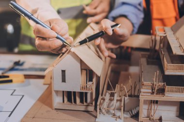 Mühendisler proje türlerinin yapısal analizi ve planları üzerinde çalışmalara yardım ediyorlar..