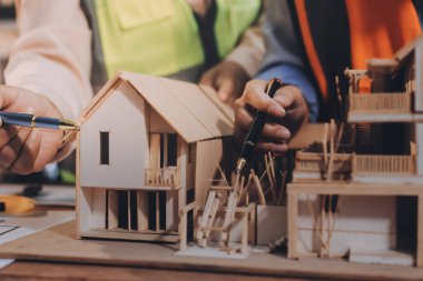 Mühendisler proje türlerinin yapısal analizi ve planları üzerinde çalışmalara yardım ediyorlar..