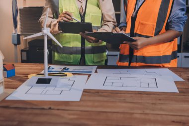 Mühendisler proje türlerinin yapısal analizi ve planları üzerinde çalışmalara yardım ediyorlar..