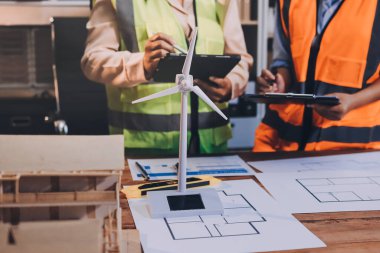 Mühendisler proje türlerinin yapısal analizi ve planları üzerinde çalışmalara yardım ediyorlar..