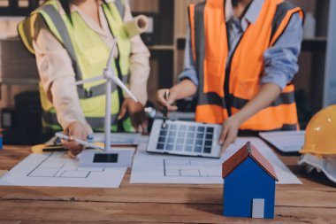 Mühendisler proje türlerinin yapısal analizi ve planları üzerinde çalışmalara yardım ediyorlar..