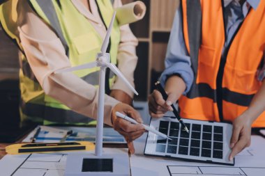 Mühendisler proje türlerinin yapısal analizi ve planları üzerinde çalışmalara yardım ediyorlar..