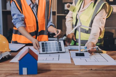 Mühendisler proje türlerinin yapısal analizi ve planları üzerinde çalışmalara yardım ediyorlar..