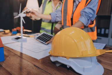 Mühendisler proje türlerinin yapısal analizi ve planları üzerinde çalışmalara yardım ediyorlar..