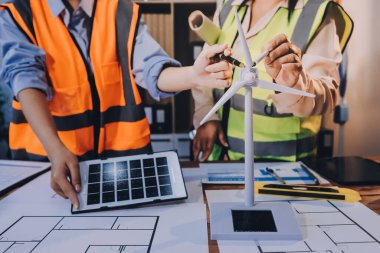 Mühendisler proje türlerinin yapısal analizi ve planları üzerinde çalışmalara yardım ediyorlar..