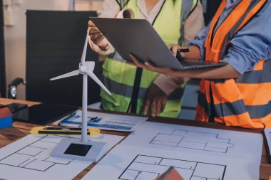 Mühendisler proje türlerinin yapısal analizi ve planları üzerinde çalışmalara yardım ediyorlar..