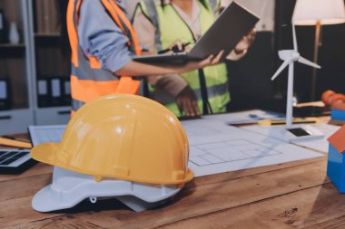 Mühendisler proje türlerinin yapısal analizi ve planları üzerinde çalışmalara yardım ediyorlar..