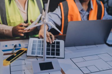 Mühendisler proje türlerinin yapısal analizi ve planları üzerinde çalışmalara yardım ediyorlar..