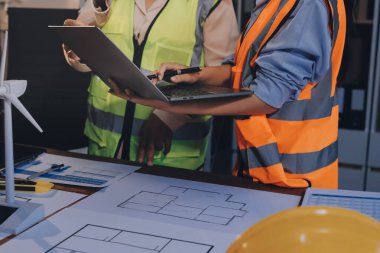 Mühendisler proje türlerinin yapısal analizi ve planları üzerinde çalışmalara yardım ediyorlar..