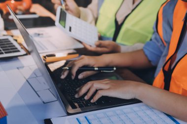 Mühendisler proje türlerinin yapısal analizi ve planları üzerinde çalışmalara yardım ediyorlar..