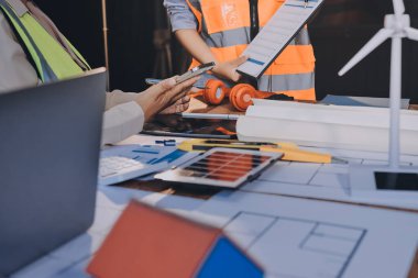 Mühendisler proje türlerinin yapısal analizi ve planları üzerinde çalışmalara yardım ediyorlar..