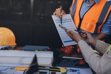 Mühendisler proje türlerinin yapısal analizi ve planları üzerinde çalışmalara yardım ediyorlar..