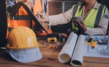 Mühendisler proje türlerinin yapısal analizi ve planları üzerinde çalışmalara yardım ediyorlar..