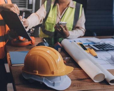 Mühendisler proje türlerinin yapısal analizi ve planları üzerinde çalışmalara yardım ediyorlar..