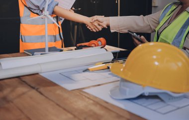 Mühendisler proje türlerinin yapısal analizi ve planları üzerinde çalışmalara yardım ediyorlar..