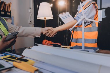 Mühendisler proje türlerinin yapısal analizi ve planları üzerinde çalışmalara yardım ediyorlar..