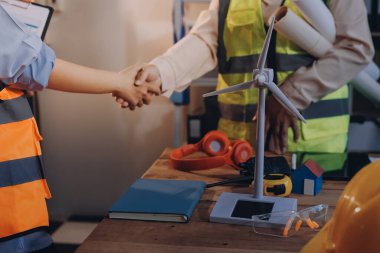 Mühendisler proje türlerinin yapısal analizi ve planları üzerinde çalışmalara yardım ediyorlar..