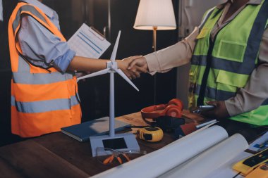 Mühendisler proje türlerinin yapısal analizi ve planları üzerinde çalışmalara yardım ediyorlar..