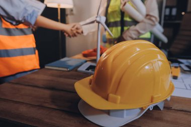 Mühendisler proje türlerinin yapısal analizi ve planları üzerinde çalışmalara yardım ediyorlar..