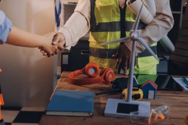 Mühendisler proje türlerinin yapısal analizi ve planları üzerinde çalışmalara yardım ediyorlar..