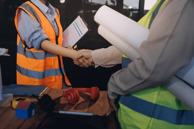 Mühendisler proje türlerinin yapısal analizi ve planları üzerinde çalışmalara yardım ediyorlar..