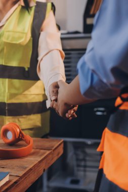 Mühendisler proje türlerinin yapısal analizi ve planları üzerinde çalışmalara yardım ediyorlar..