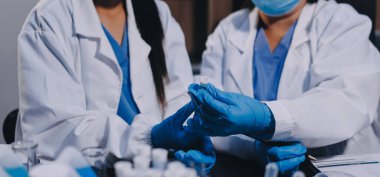 Laboratuvarda çalışan bilim adamı.