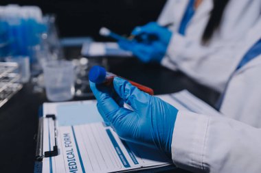 Laboratuvarda çalışan bilim adamı.