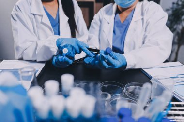 Laboratuvarda çalışan bilim adamı.