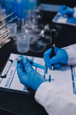 Laboratuvarda çalışan bilim adamı.