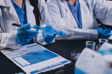 Laboratuvarda çalışan bilim adamı.