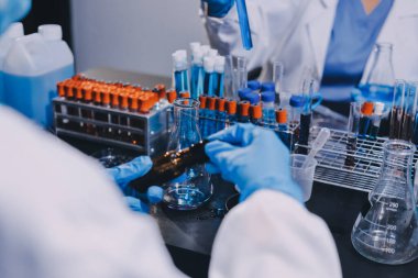 Laboratuvarda çalışan bilim adamı.