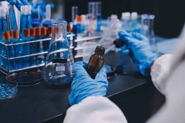 Laboratuvarda çalışan bilim adamı.