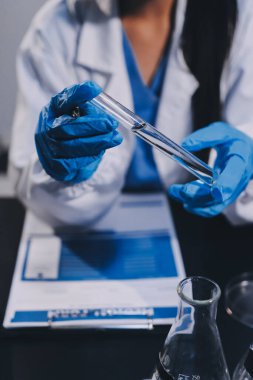 Laboratuvarda çalışan bilim adamı.