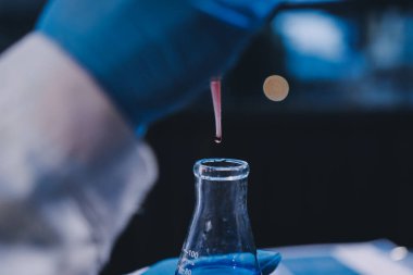 Laboratuvarda çalışan bilim adamı.