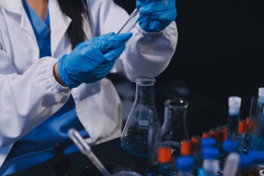 Laboratuvarda çalışan bilim adamı.