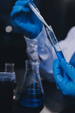 Laboratuvarda çalışan bilim adamı.