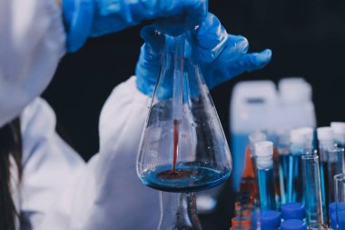 Laboratuvarda çalışan bilim adamı.