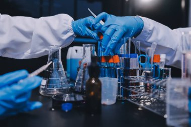 Laboratuvarda çalışan bilim adamı.