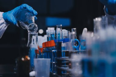 Laboratuvarda çalışan bilim adamı.