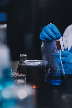 Laboratuvarda çalışan bilim adamı.