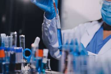 Laboratuvarda çalışan bilim adamı.