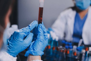 Laboratuvarda çalışan bilim adamı.